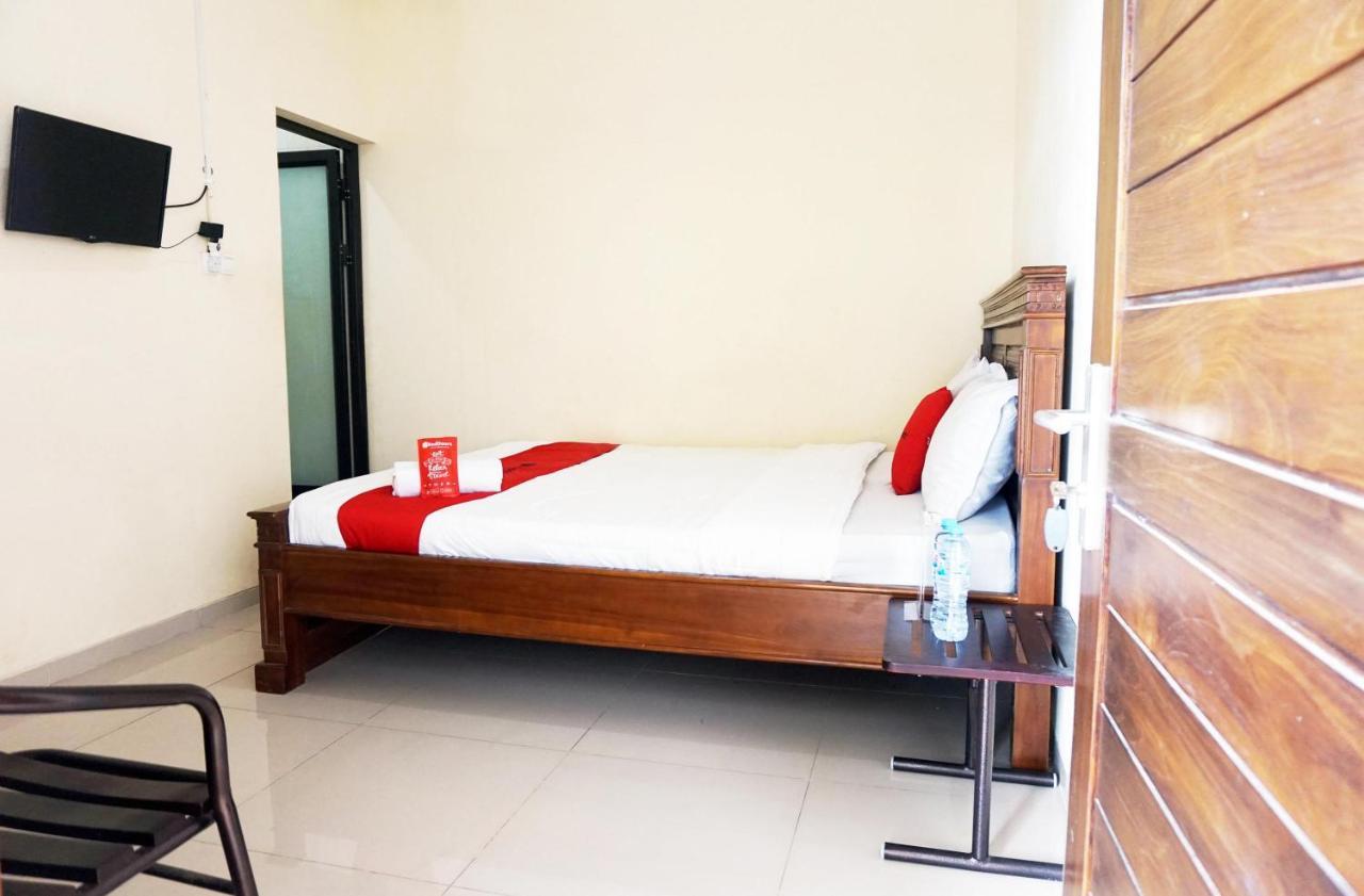 RedDoorz @ Jalan Kedawung Hotel Malang Bagian luar foto