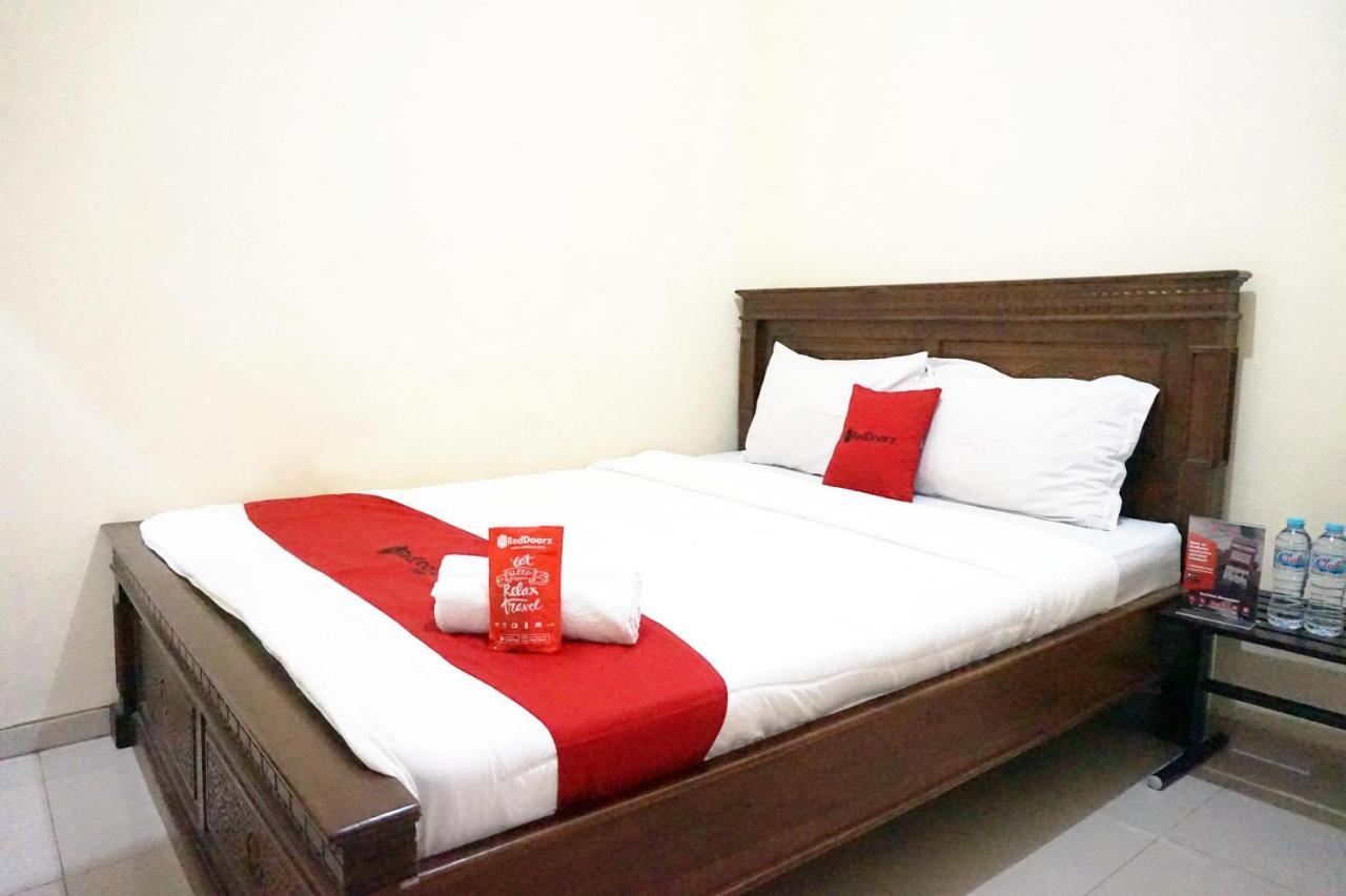 RedDoorz @ Jalan Kedawung Hotel Malang Bagian luar foto