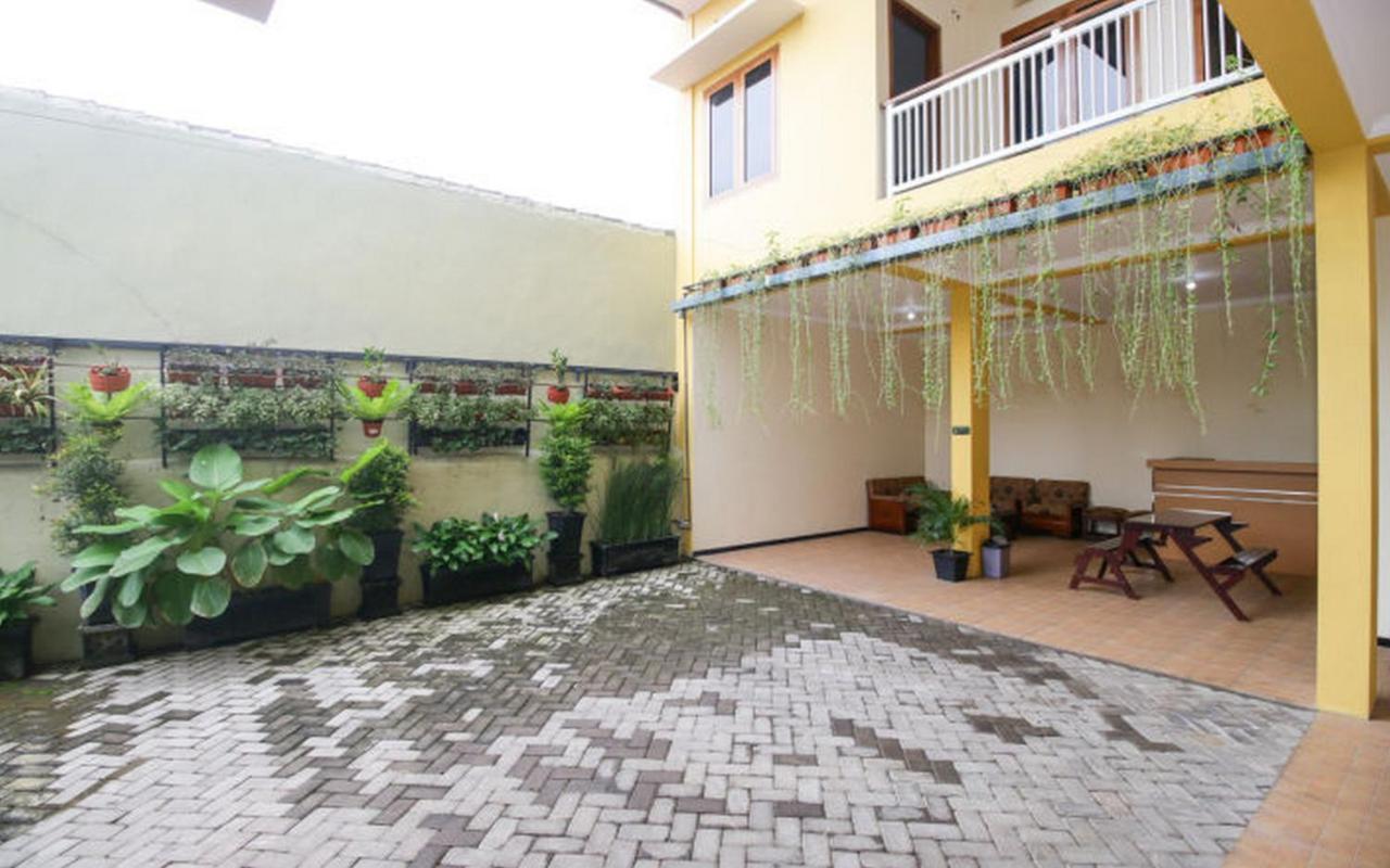 RedDoorz @ Jalan Kedawung Hotel Malang Bagian luar foto