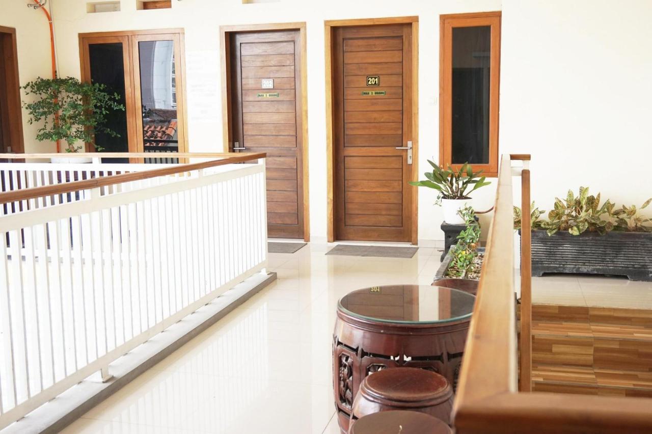 RedDoorz @ Jalan Kedawung Hotel Malang Bagian luar foto