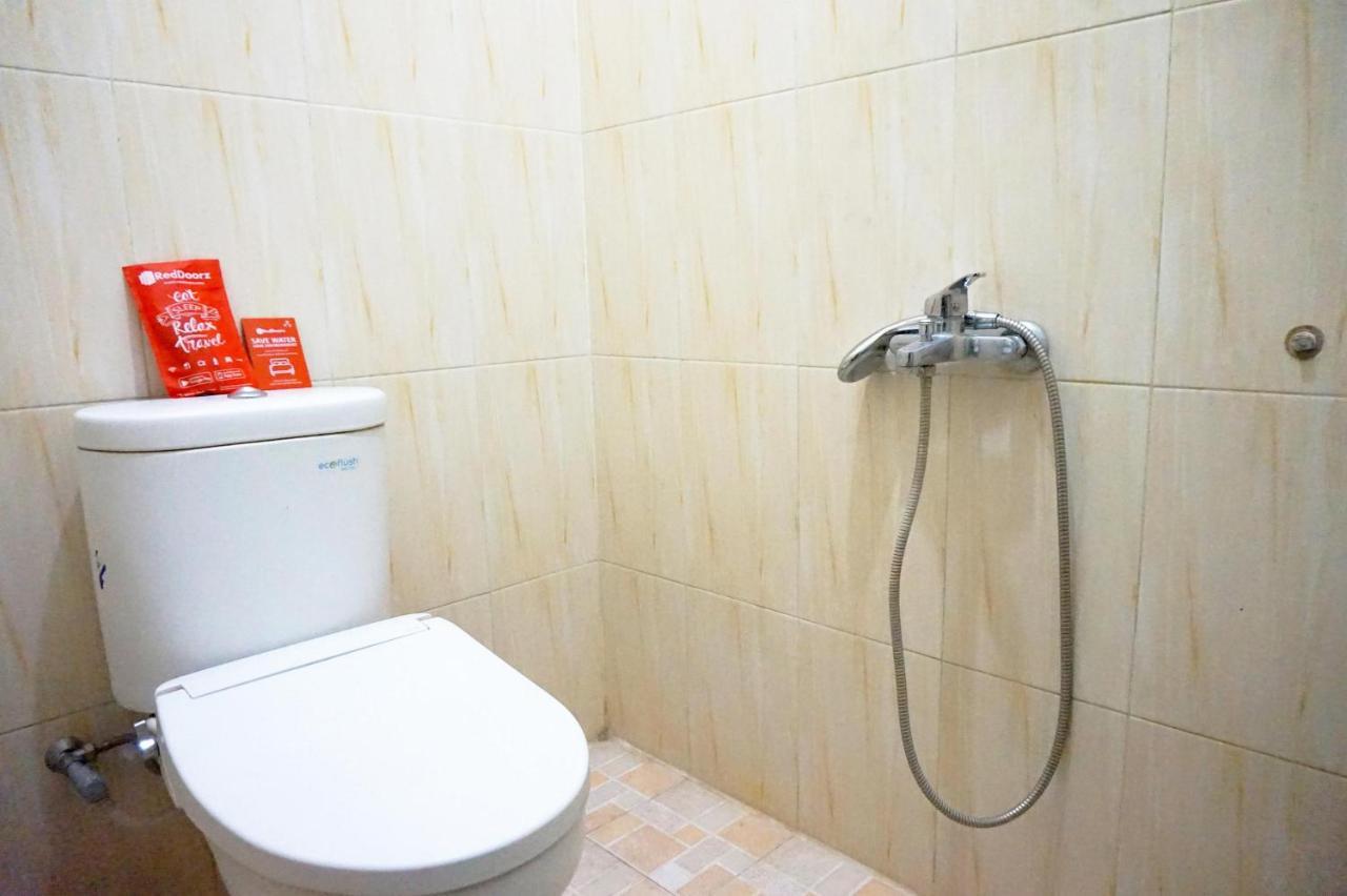 RedDoorz @ Jalan Kedawung Hotel Malang Bagian luar foto
