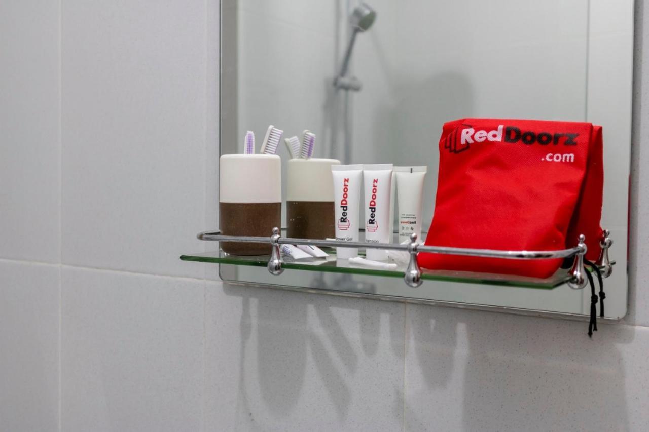 RedDoorz @ Jalan Kedawung Hotel Malang Bagian luar foto